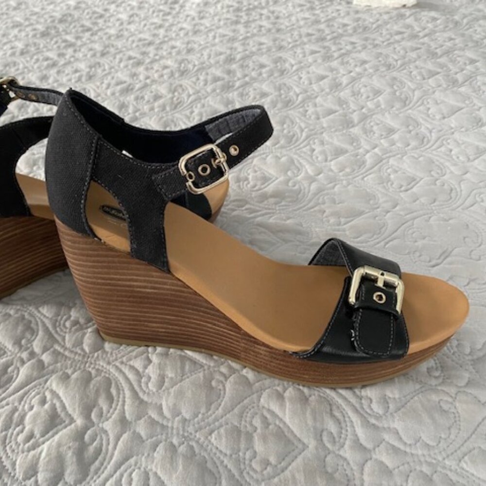 Dr. Scholl's Black & Tan Wood-Look Wedge Sandals